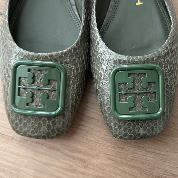 Tory Burch Georgia Ballet Flats in Palm Leaf with Logo Accent Size 7 - Picture 4 of 9